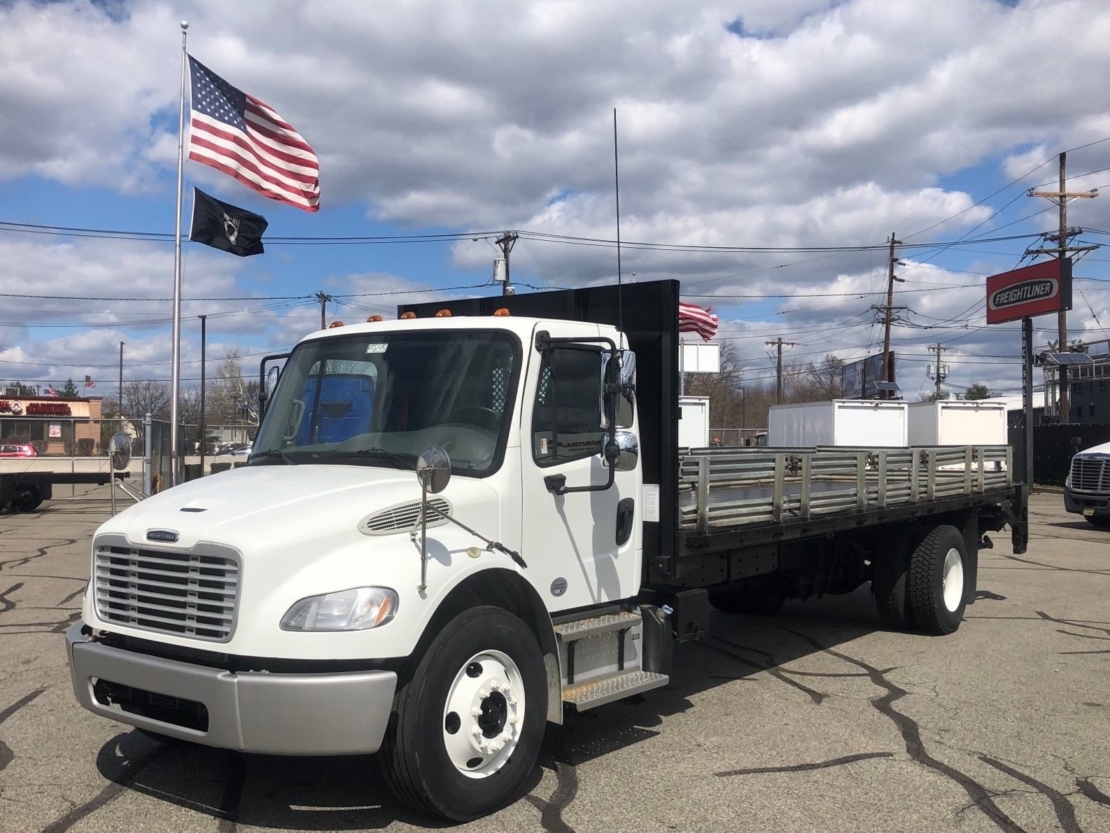 2015 Freightliner M2-106 26′ Flatbed With Liftgate – Stock # EC5835