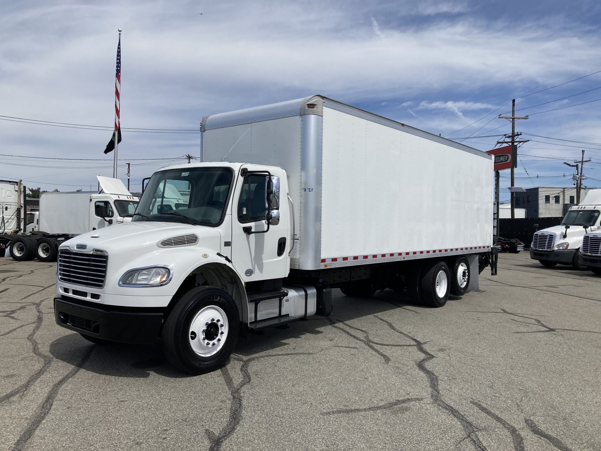 2016 FREIGHTLINER M2 - 26' Box - Tag Axle - 46,500 GVW - 164k mi - Auto ...